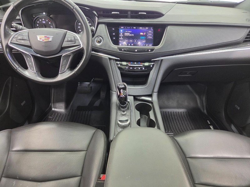 Cadillac XT5 Vehicle Full-screen Gallery Image 9