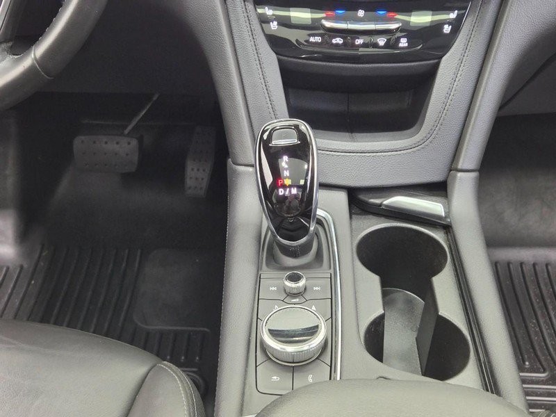 Cadillac XT5 Vehicle Full-screen Gallery Image 11