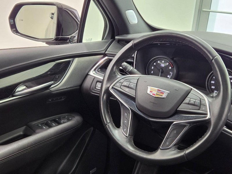 Cadillac XT5 Vehicle Full-screen Gallery Image 12