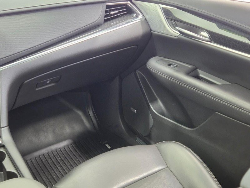 Cadillac XT5 Vehicle Full-screen Gallery Image 13