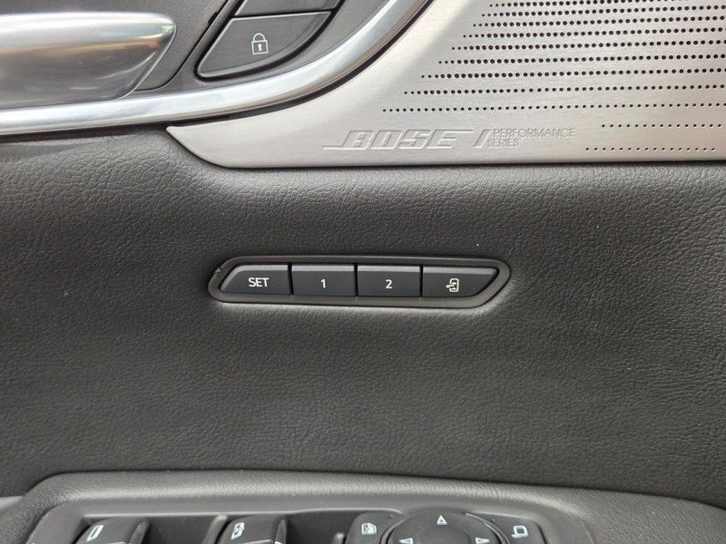 Cadillac XT5 Vehicle Full-screen Gallery Image 14
