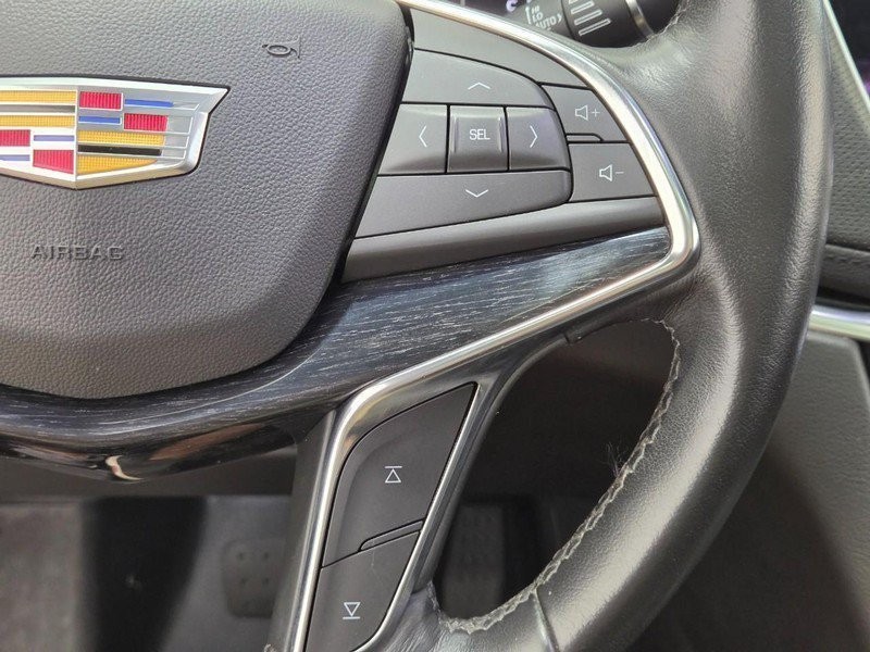 Cadillac XT5 Vehicle Full-screen Gallery Image 16