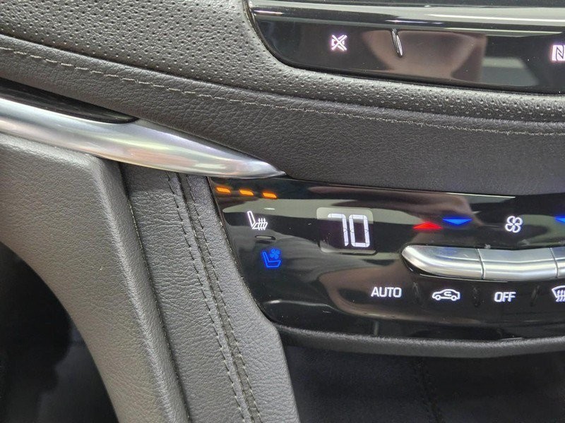 Cadillac XT5 Vehicle Full-screen Gallery Image 18