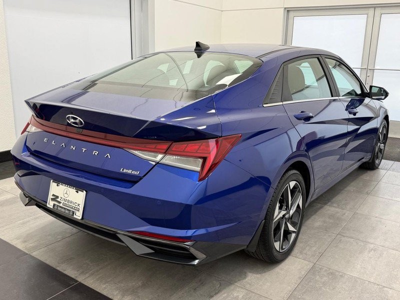 Hyundai Elantra Vehicle Full-screen Gallery Image 2