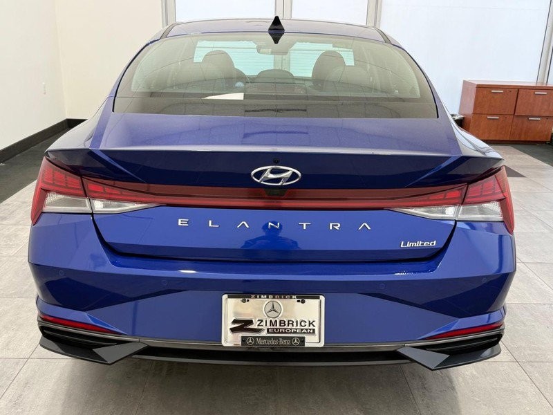 Hyundai Elantra Vehicle Full-screen Gallery Image 3