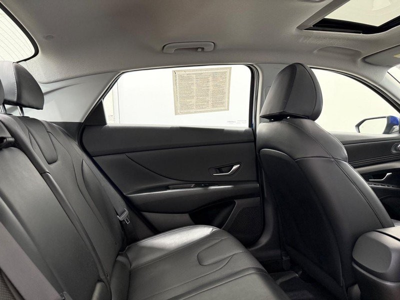 Hyundai Elantra Vehicle Full-screen Gallery Image 8