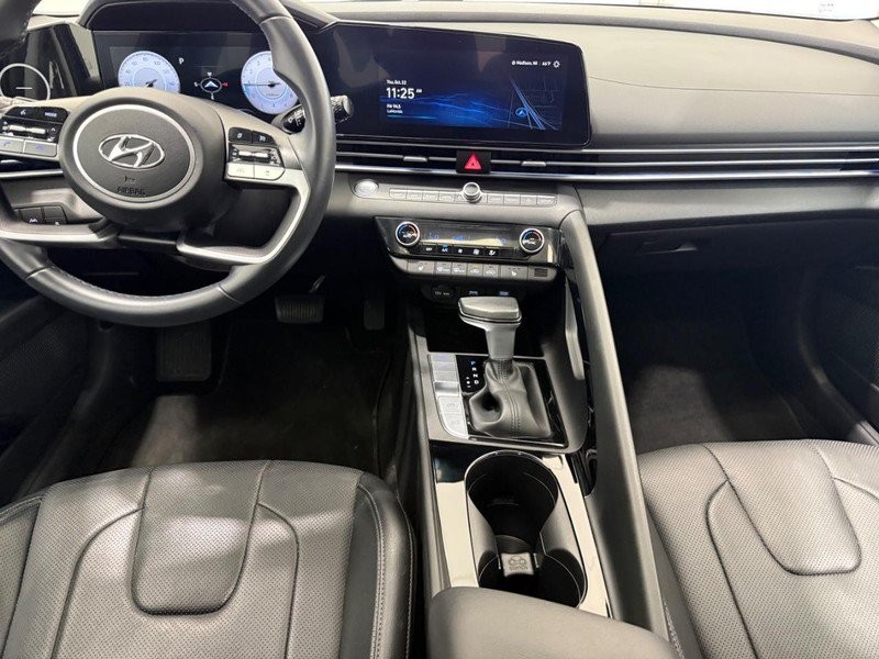 Hyundai Elantra Vehicle Full-screen Gallery Image 9