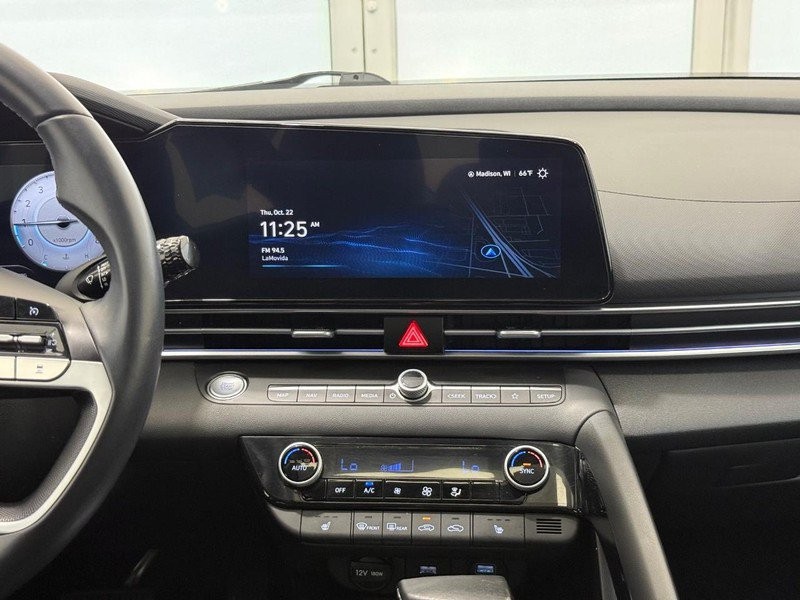 Hyundai Elantra Vehicle Full-screen Gallery Image 10