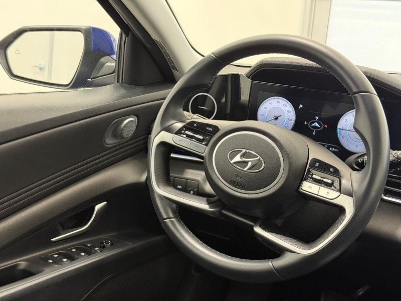 Hyundai Elantra Vehicle Full-screen Gallery Image 13