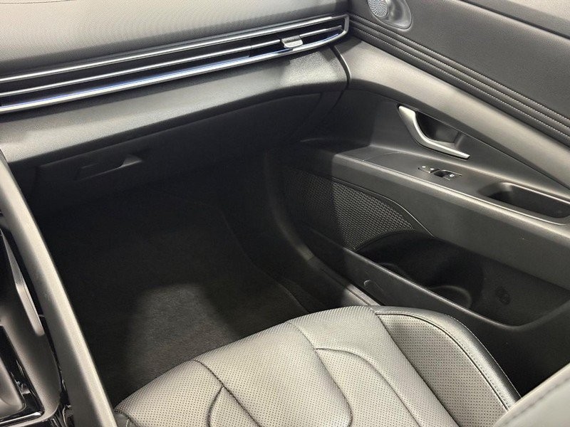 Hyundai Elantra Vehicle Full-screen Gallery Image 14