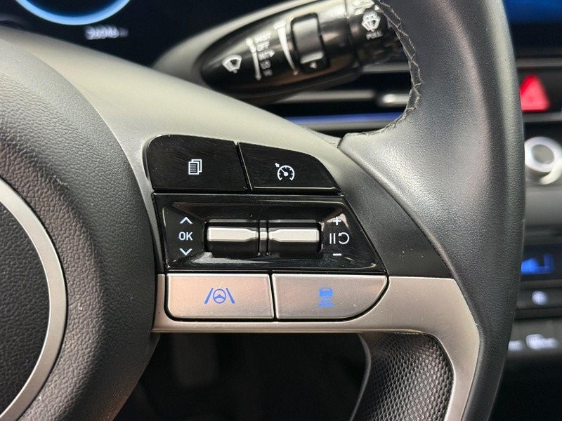 Hyundai Elantra Vehicle Full-screen Gallery Image 16
