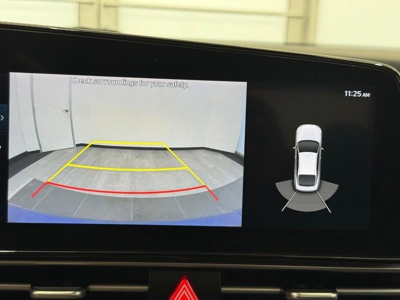 Hyundai Elantra Vehicle Full-screen Gallery Image 18