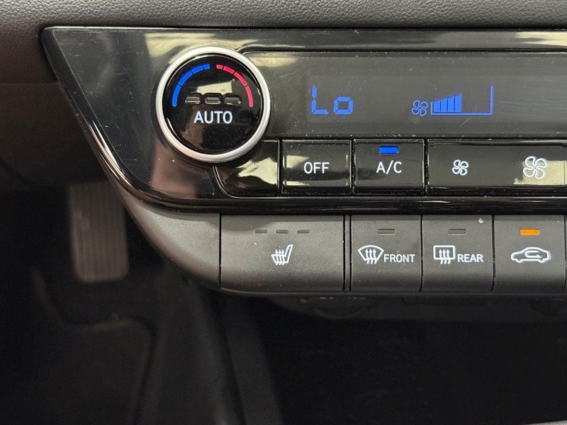 Hyundai Elantra Vehicle Full-screen Gallery Image 19