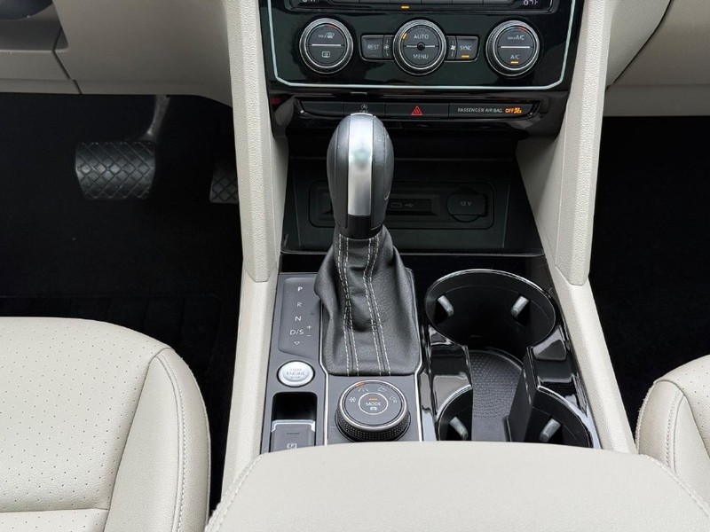 Volkswagen Atlas Vehicle Full-screen Gallery Image 13