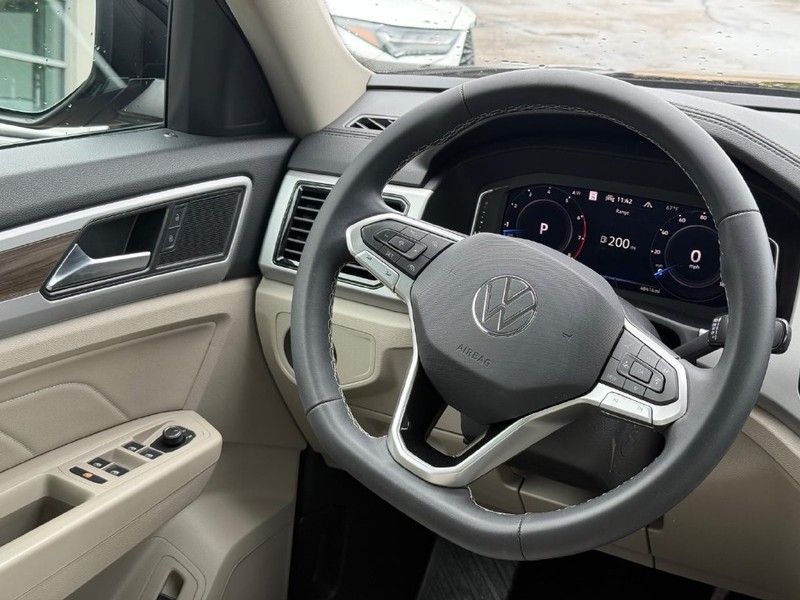 Volkswagen Atlas Vehicle Full-screen Gallery Image 14