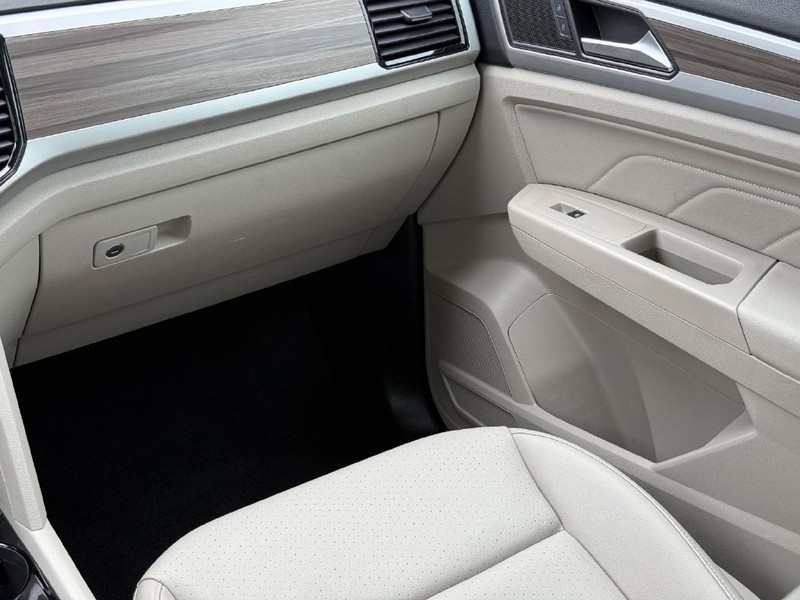 Volkswagen Atlas Vehicle Full-screen Gallery Image 15