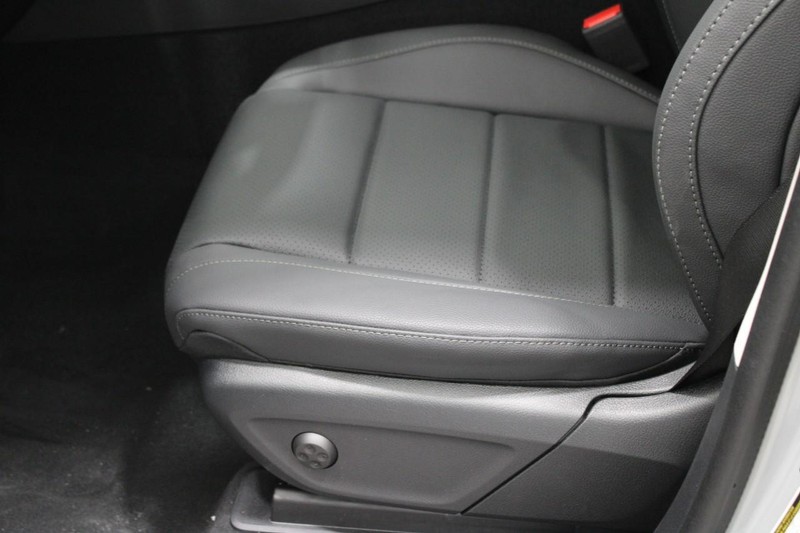 Mercedes-Benz GLS Vehicle Image 16