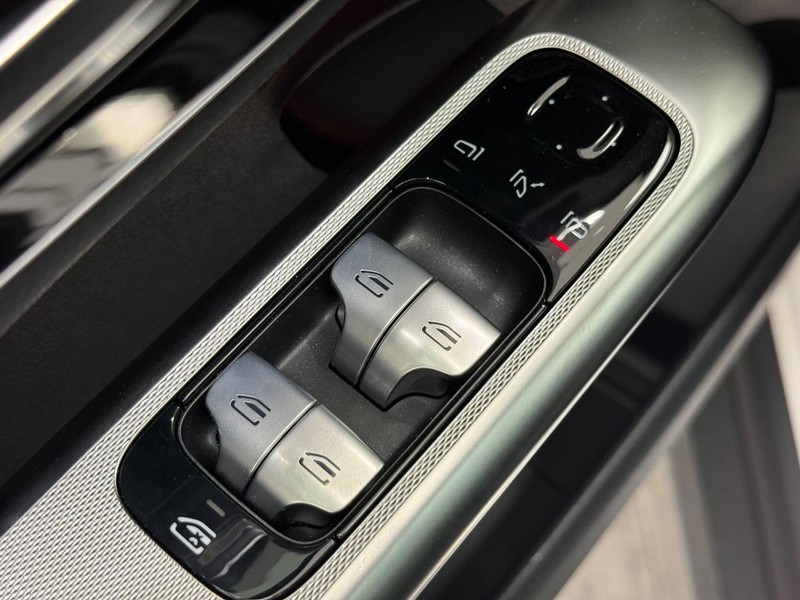Mercedes-Benz GLC Vehicle Image 15