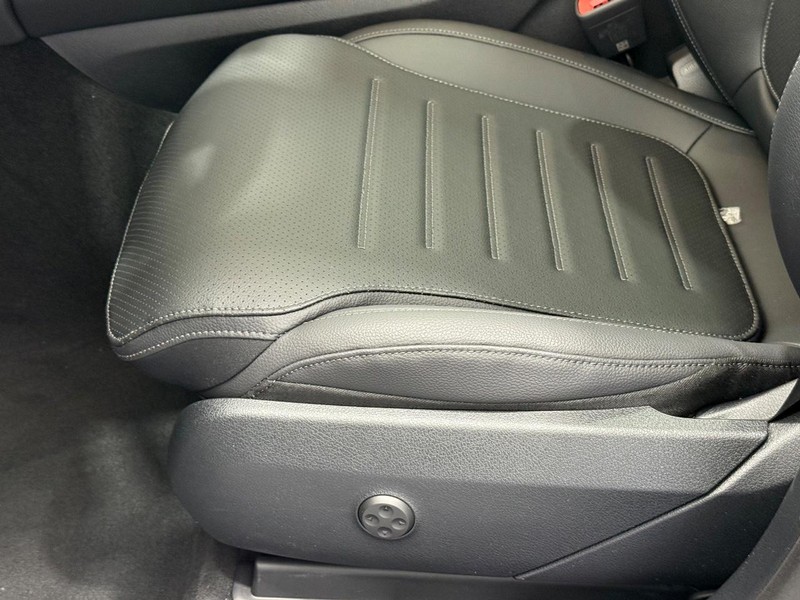 Mercedes-Benz GLC Vehicle Image 16