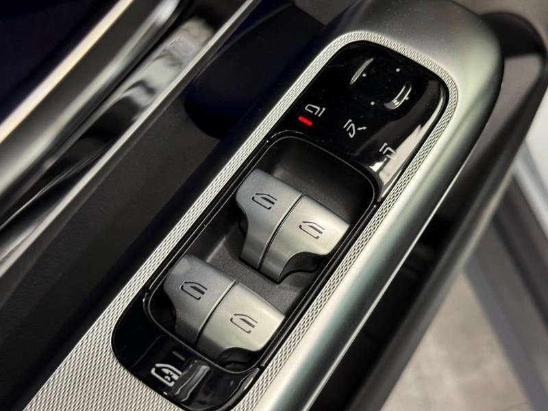 Mercedes-Benz GLC Vehicle Image 13