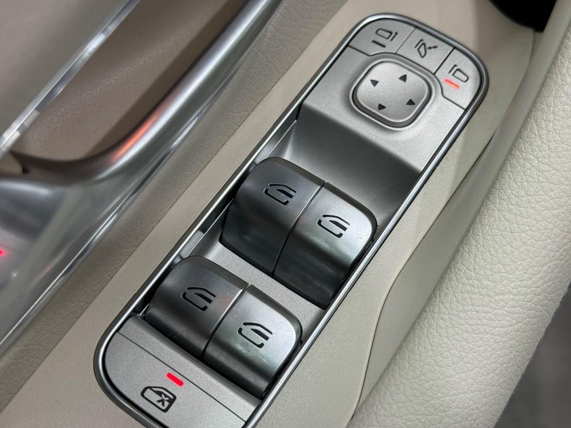 Mercedes-Benz GLE Vehicle Image 16