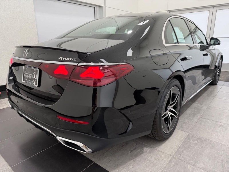 Mercedes-Benz E-Class Vehicle Image 2