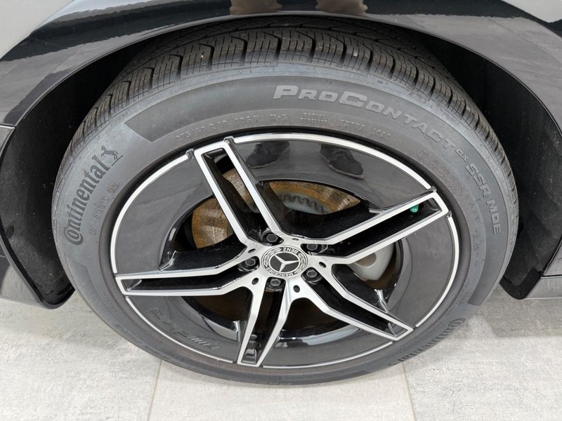 Mercedes-Benz E-Class Vehicle Image 3