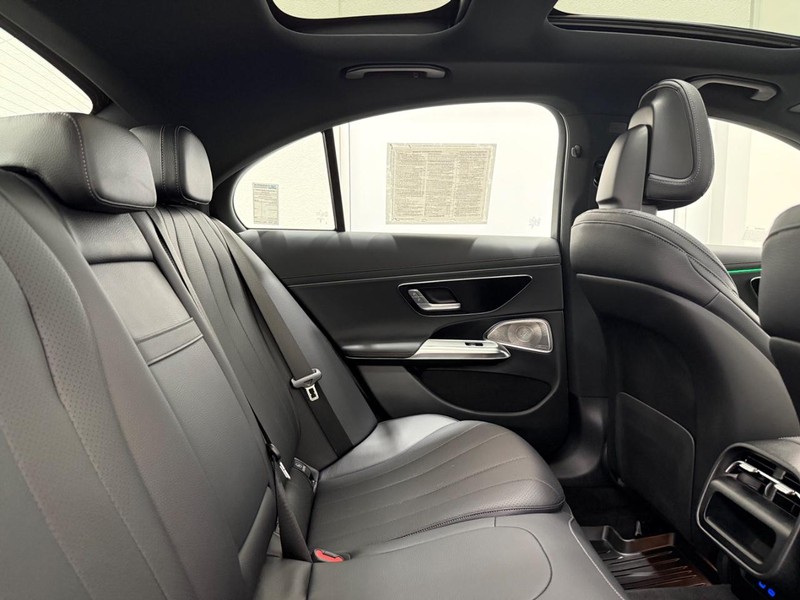 Mercedes-Benz E-Class Vehicle Image 4