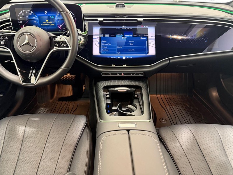 Mercedes-Benz E-Class Vehicle Image 5