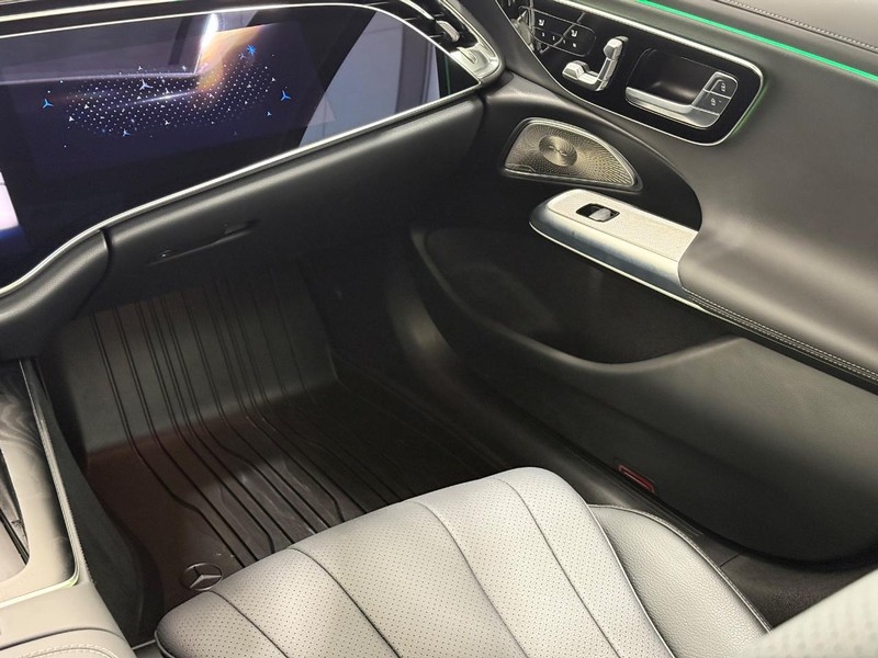 Mercedes-Benz E-Class Vehicle Image 8