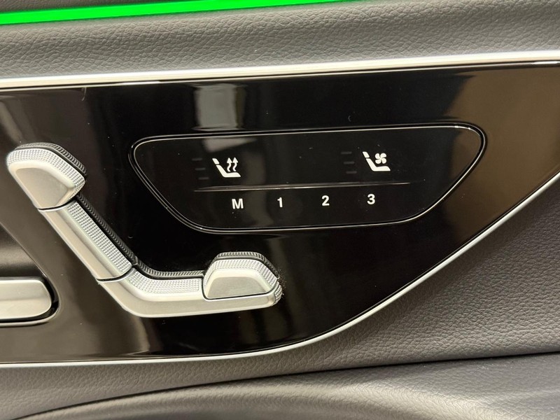 Mercedes-Benz E-Class Vehicle Image 9