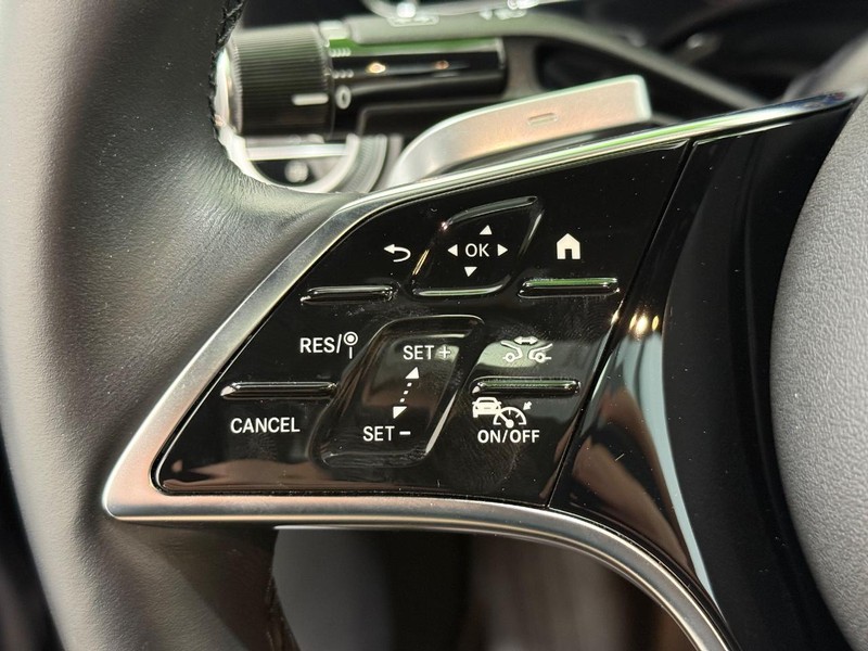 Mercedes-Benz E-Class Vehicle Image 10