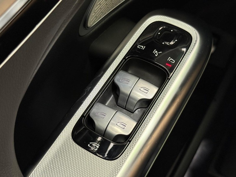 Mercedes-Benz E-Class Vehicle Image 16