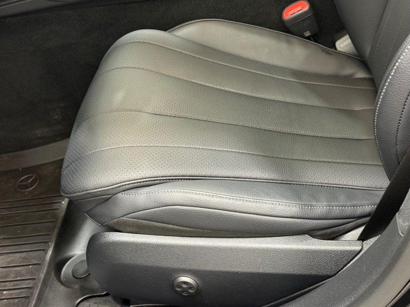 Mercedes-Benz E-Class Vehicle Image 18