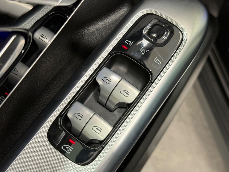 Mercedes-Benz EQE Vehicle Image 17