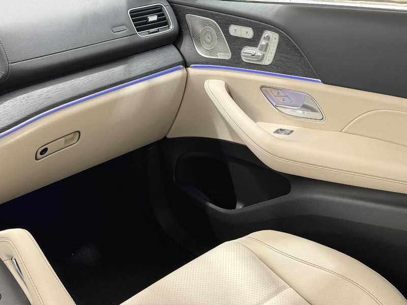 Mercedes-Benz GLS Vehicle Image 9