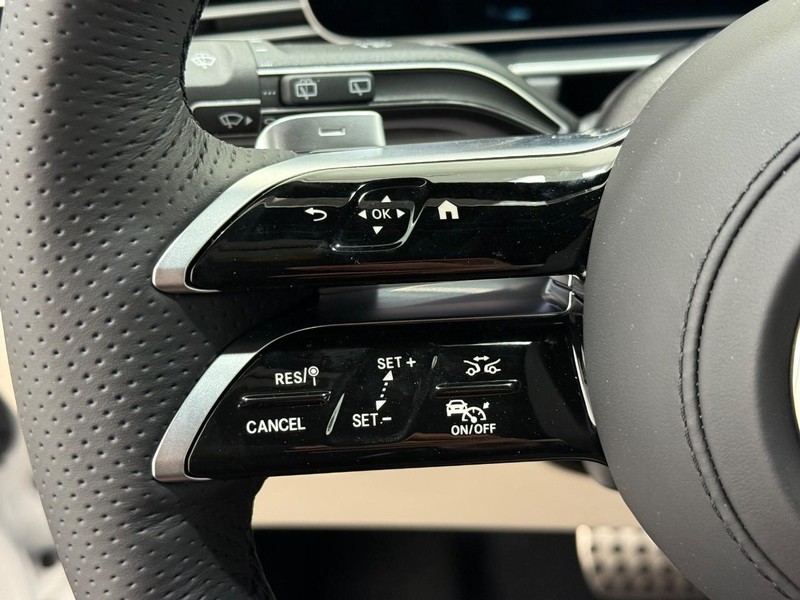Mercedes-Benz GLS Vehicle Image 11