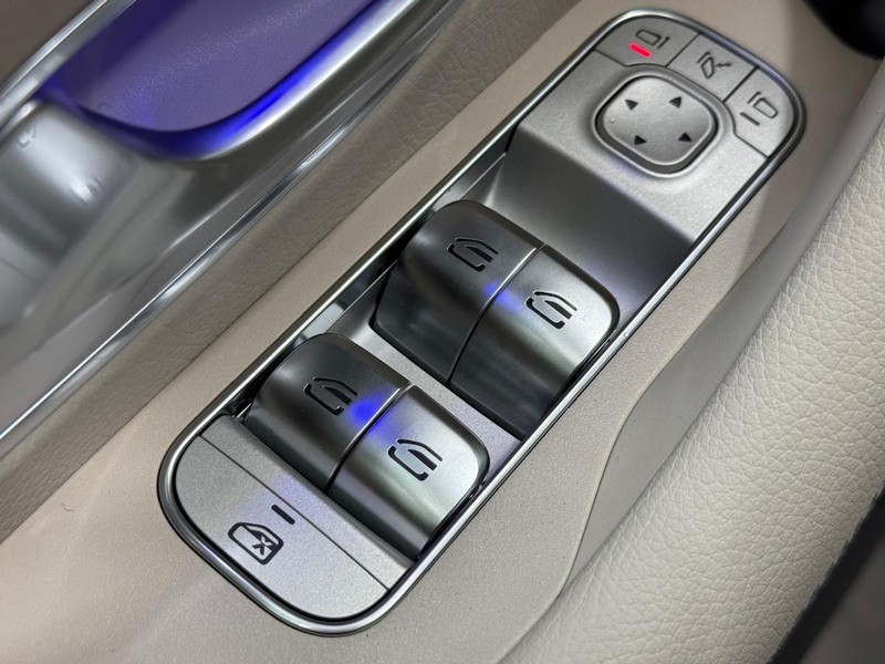 Mercedes-Benz GLS Vehicle Image 15