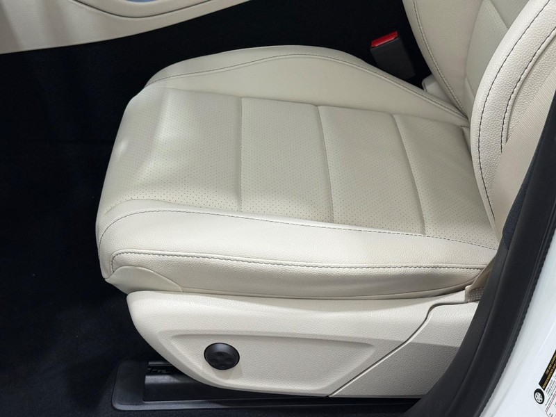 Mercedes-Benz GLS Vehicle Image 16