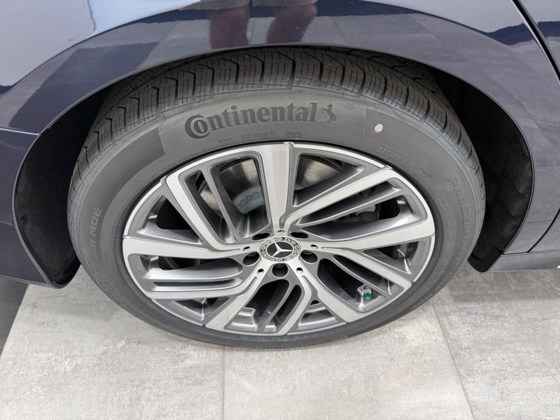 Mercedes-Benz E-Class Vehicle Image 3