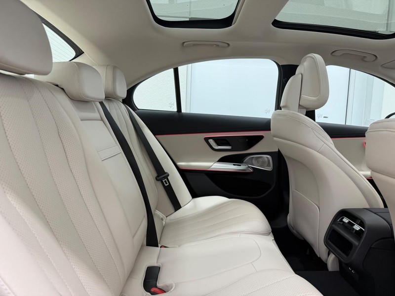 Mercedes-Benz E-Class Vehicle Image 5