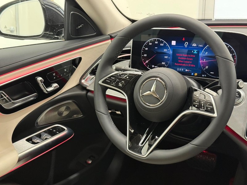 Mercedes-Benz E-Class Vehicle Image 8