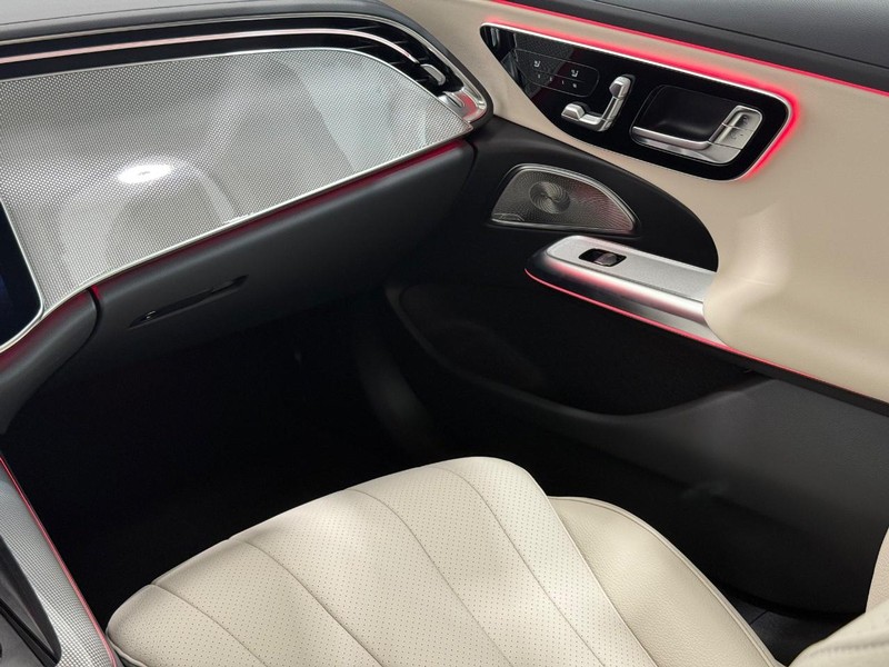 Mercedes-Benz E-Class Vehicle Image 9