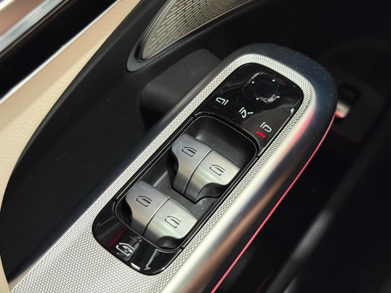 Mercedes-Benz E-Class Vehicle Image 14