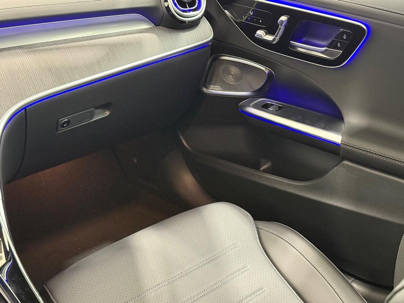 Mercedes-Benz C-Class Vehicle Image 9