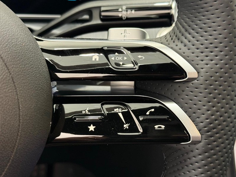 Mercedes-Benz C-Class Vehicle Image 11