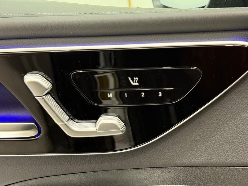 Mercedes-Benz C-Class Vehicle Image 12