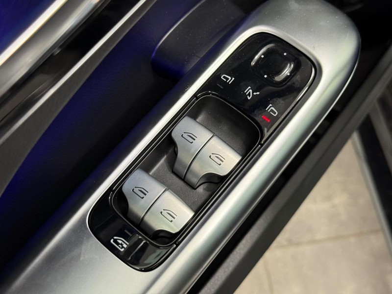 Mercedes-Benz C-Class Vehicle Image 15