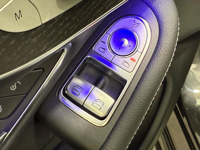 Mercedes-Benz C-Class Vehicle Image 19