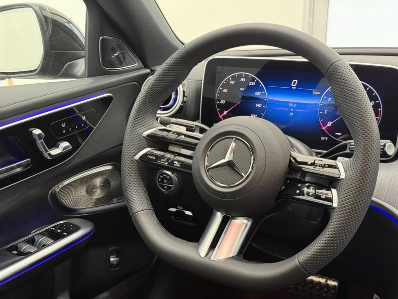 Mercedes-Benz C-Class Vehicle Image 8